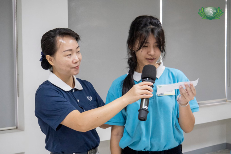 A Tzu Chi scholar reads the answer in a Chinese language activity.