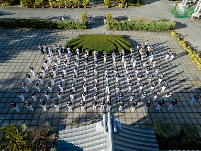 An orderly formation is achieved from the start to the finish of the walking meditation.