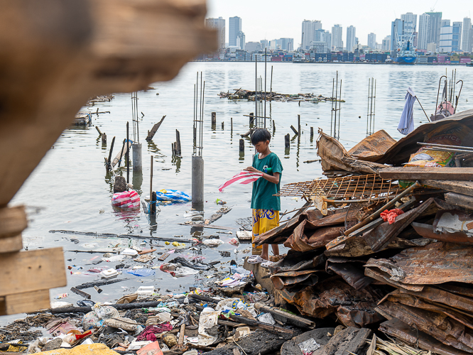 A child lingers amongst the damaged houses after the fire. 【Photo by Jeaneal Dando】