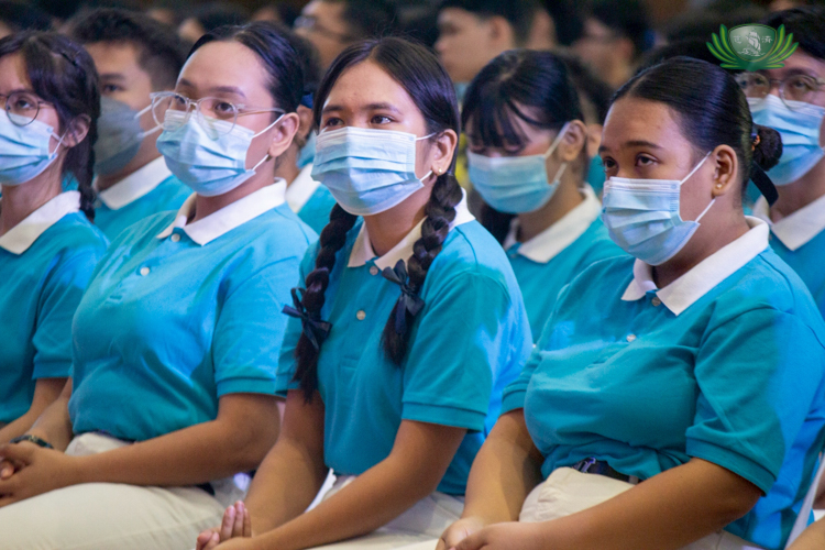 Jillian Padeo, a newly awarded scholar from the University of Caloocan City (with braided hair), listens attentively as she learns more about the Tzu Chi way of giving back.