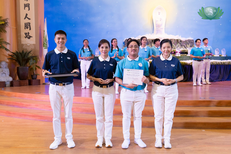 Jayvee delos Santos (second from right) is grateful that Tzu Chi granted him and his twin brother Jaypee each with a scholarship from Grade 4 to college. He receives his certificate from (left) Tzu Chi Zamboanga Deputy OIC Harvey Yap, Tzu Chi Davao Deputy OIC Mei Yuen Ang, and Tzu Chi Education Committee Head Rosa So. 