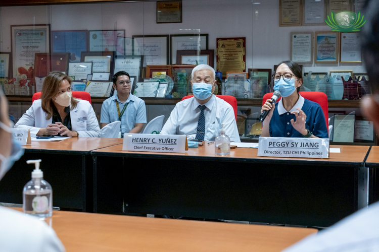 Tzu Chi Philippines Deputy CEO Peggy Sy Jiang (first from right) discusses past efforts with QMMC during the COVID-19 pandemic, when the hospital was in need of face masks and medical personal protective equipment (PPE).