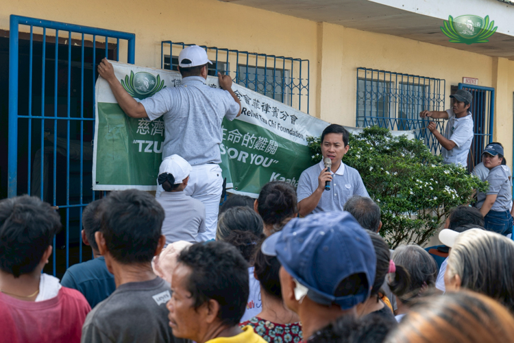 Alberto Mananay Jr., a Tzu Chi Cebu volunteer, helps organize the relief operation by greeting the beneficiaries.