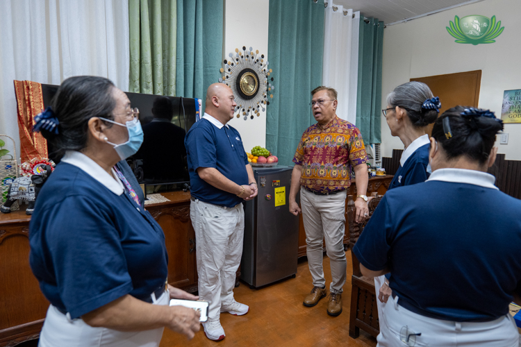 Tzu Chi volunteers coordinate with Dr. Randy R. Emen, principal of Padre Gomez Elementary School, during the face mask distribution.