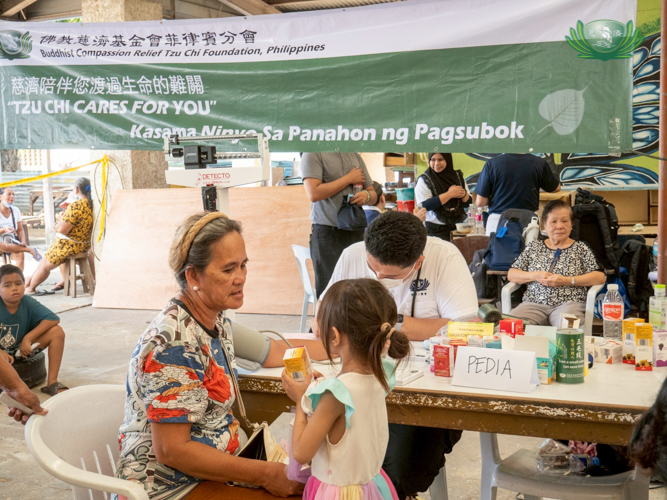 Beneficiaries of Tzu Chi’s relief operations for Typhoon Tino took advantage of the free medical consultation for general and pediatric medicine run by volunteer doctors of Tzu Chi International Medical Association. 
