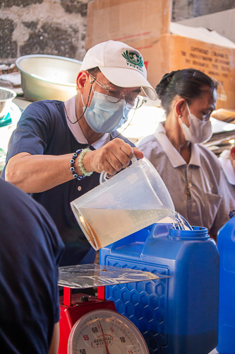 10 liters of water are added to the mixture of 3 kilograms of banana peels and 1 kilogram of sugar. 【Photo by Marella Saldonido】