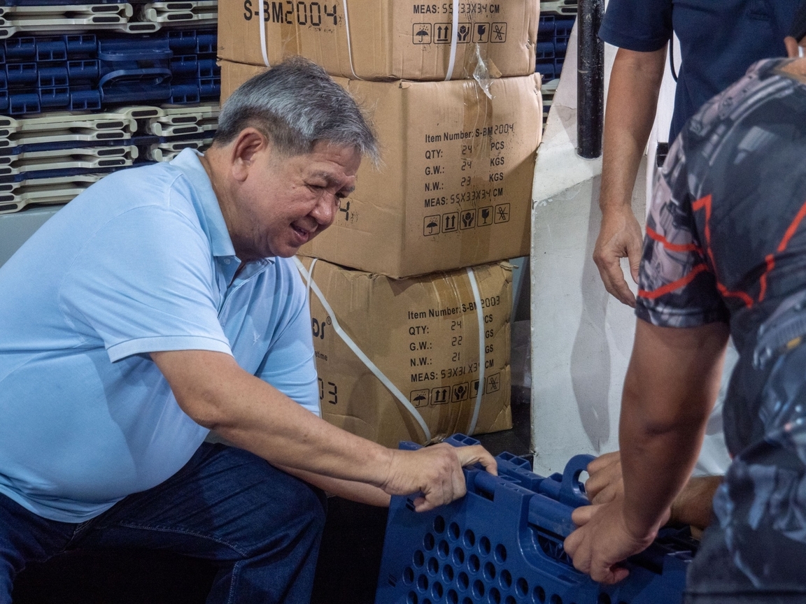 San Mateo Mayor Bartolome “Omie” Rivera Jr. demonstrates how to use the foldable bed for beneficiaries.
