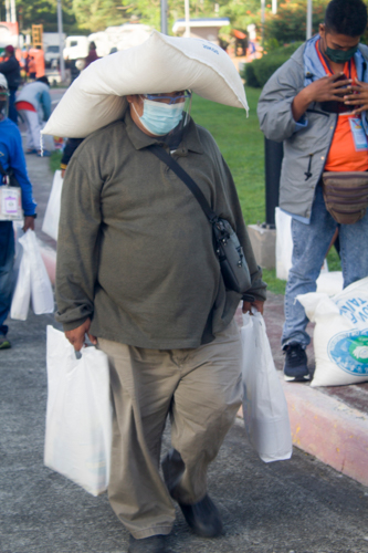 Each tricycle driver received sacks of rice and bags of various grocery items. 【Photo by Matt Serrano】