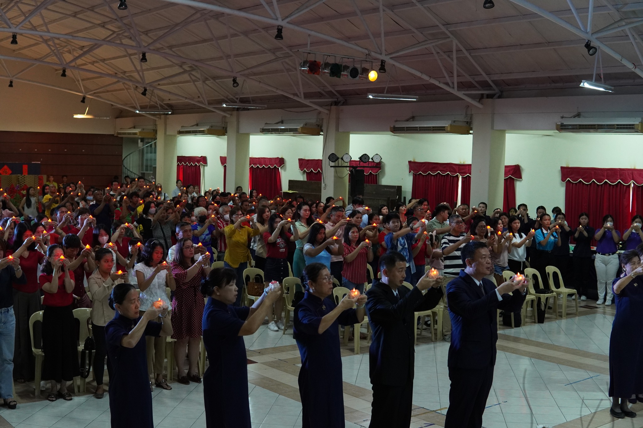 The Tzu Chi Commissioners led the audience in a prayer for a world free of disasters.【Photo by Tzu Chi Davao】