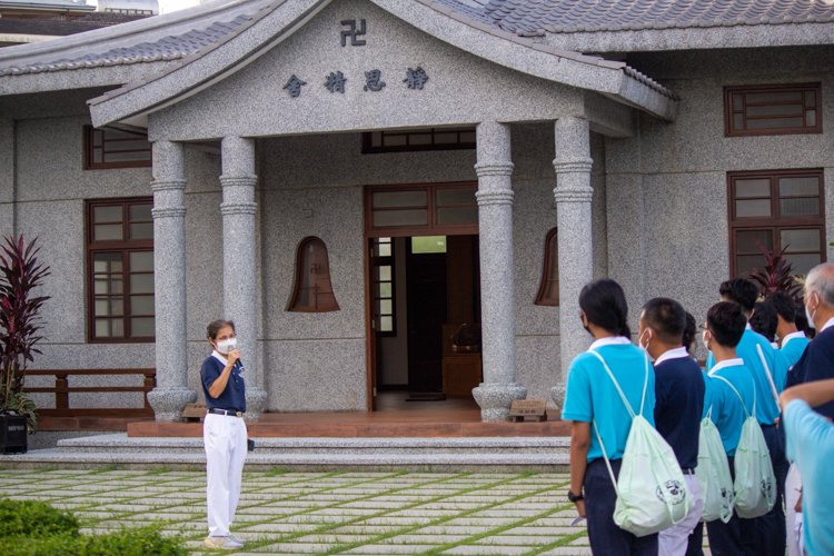Volunteer Elvira Chua explains the significance of the Jing Si Abode to Tzu Chi scholars during a tour around BTCC.【Photo by Marella Saldonido】