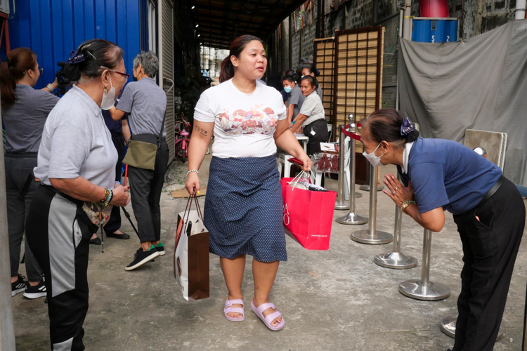 Tzu Chi volunteers bow in gratitude to shoppers for supporting the rummage sale. 【Photo by Matt Serrano】  