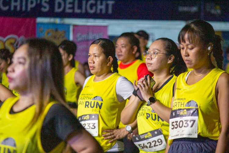 This year’s Galaxy Watch Earth Day Run saw 10,000 runners—including celebrities Donnie Pangilinan and Gardo Versoza and over 60 Tzu Chi volunteers—sign up for the 21K, 10K, and 5K categories. Organized by Runrio, the annual run was held at the SM Mall of Asia concert grounds on April 21. 【Photo by Matt Serrano】