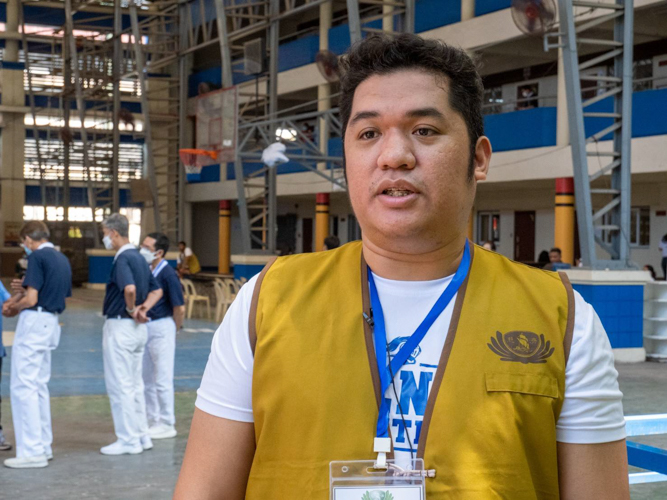 Ateneo de Davao University junior/senior high assistant basketball coach Martin Gian Maningo hopes Tzu Chi’s medical mission will make his players “feel thankful for what they have. Not everyone is as lucky as they are,” he says. 【Photo by Matt Serrano】