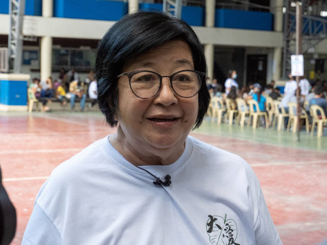 For Rosita Te, Chinese principal of Davao Chong Hua High School, serving as the venue of Tzu Chi’s 246th medical mission is a blessing. “When you help the poor and give them free medicine, it’s like we did it too.”   【Photo by Matt Serrano】