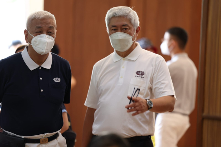 Tzu Chi Philippines CEO Henry Yuñez (left) and Tzu Chi medical missions pioneer Dr. Jo Qua 