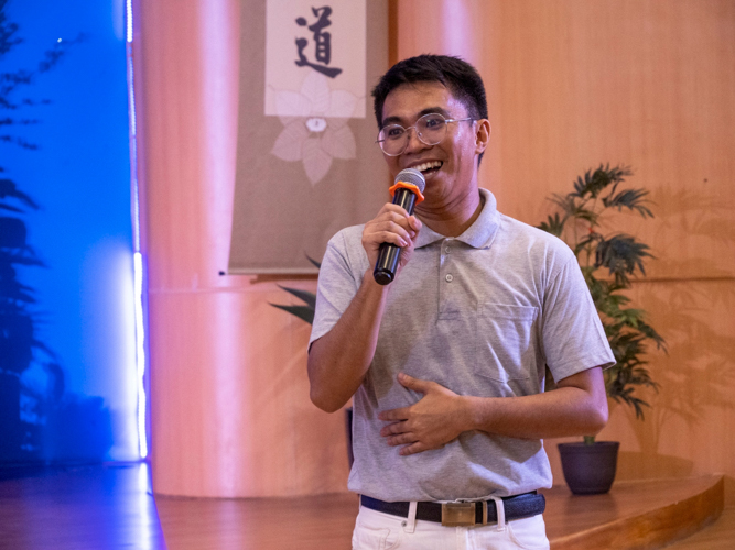 Another Tzu Chi Scholars’ Camp activity that never fails to make participants cry is “Filial Piety.” Tzu Chi scholar alumnus Albert Briongos reminds scholars to “maximize your time with your parents because time is fleeting.”