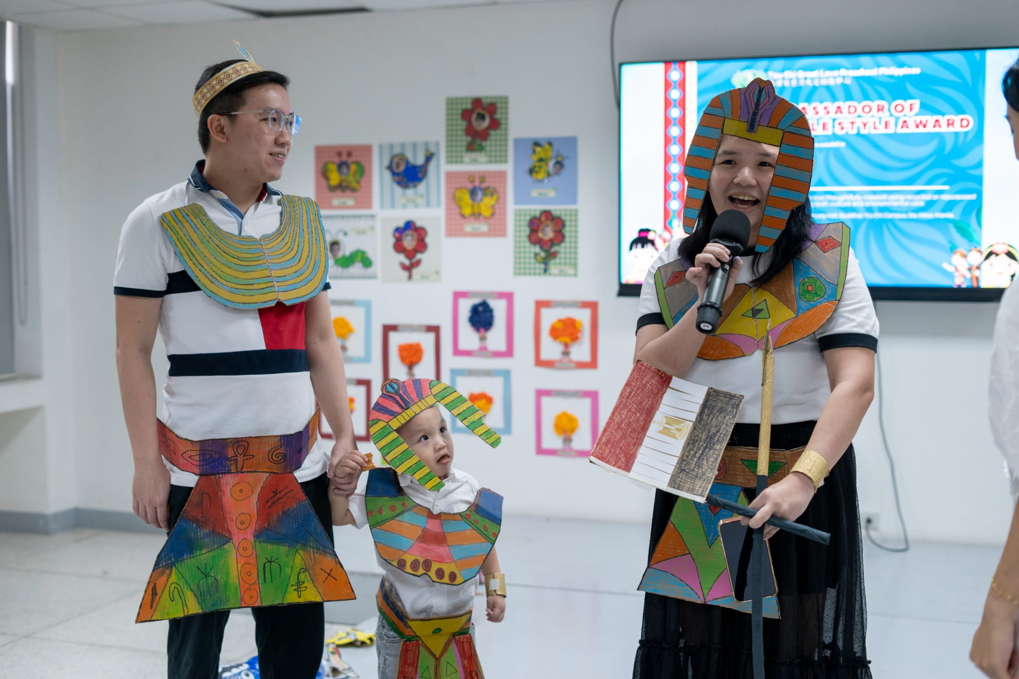 Angelica Wang (with mic ) shares how she crafted her son Jacobson’s Egyptian costume, which won the Best Style Award.