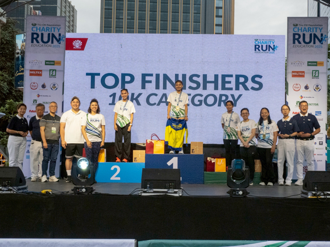 Winners from all race categories were awarded sponsor gift sets and captured the moment with Tzu Chi volunteers and partners.