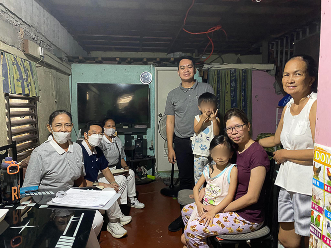 Tzu Chi volunteers conduct a home visit at Mariekris and Wish Lapay’s Lower Antipolo residence. “Tzu Chi is the first charity organization that I approached and you didn't disappoint,” says Mariekris (in maroon).