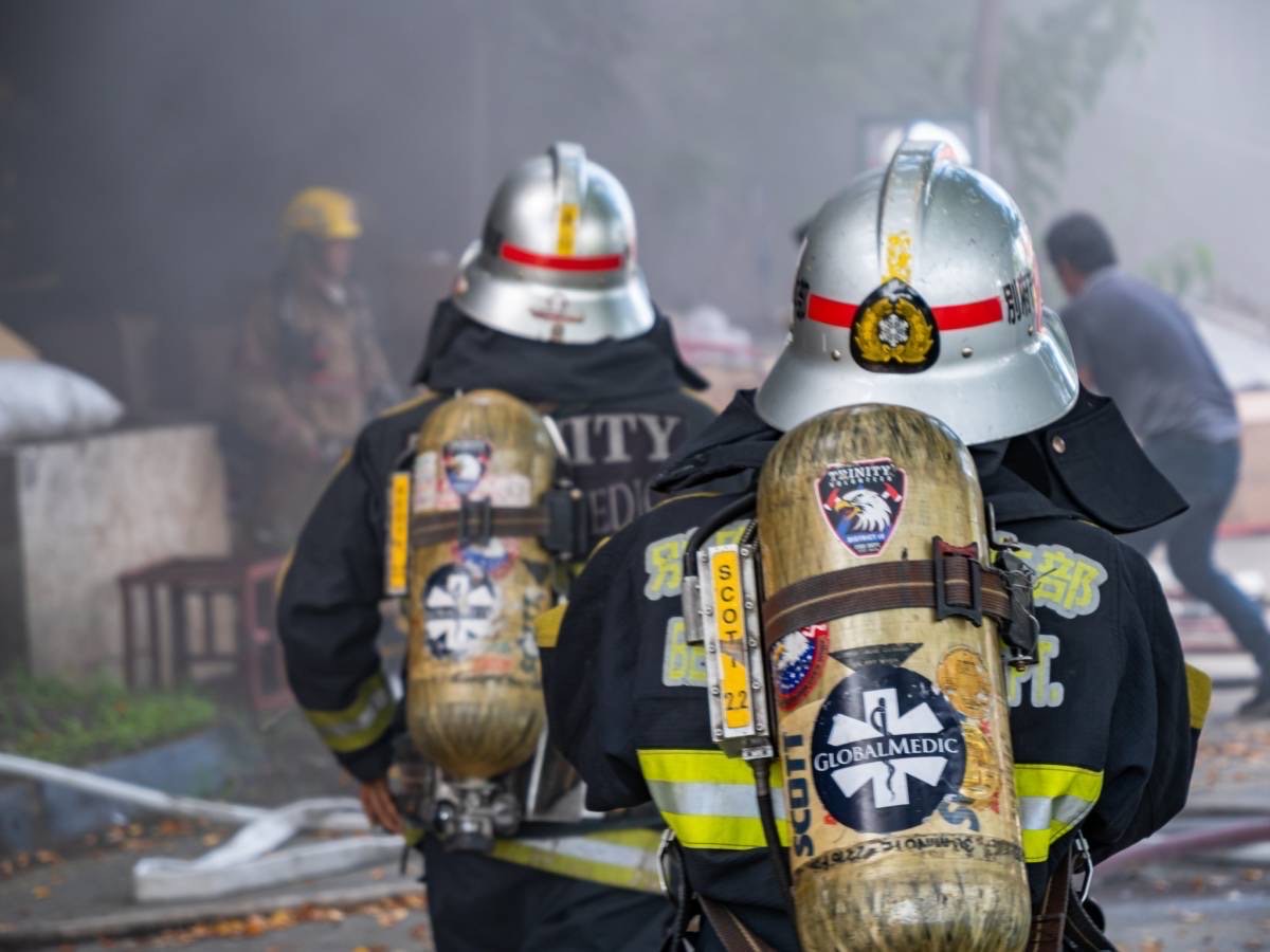 Firefighters rushing towards the burning building. 【Photo by Daniel Lazar】