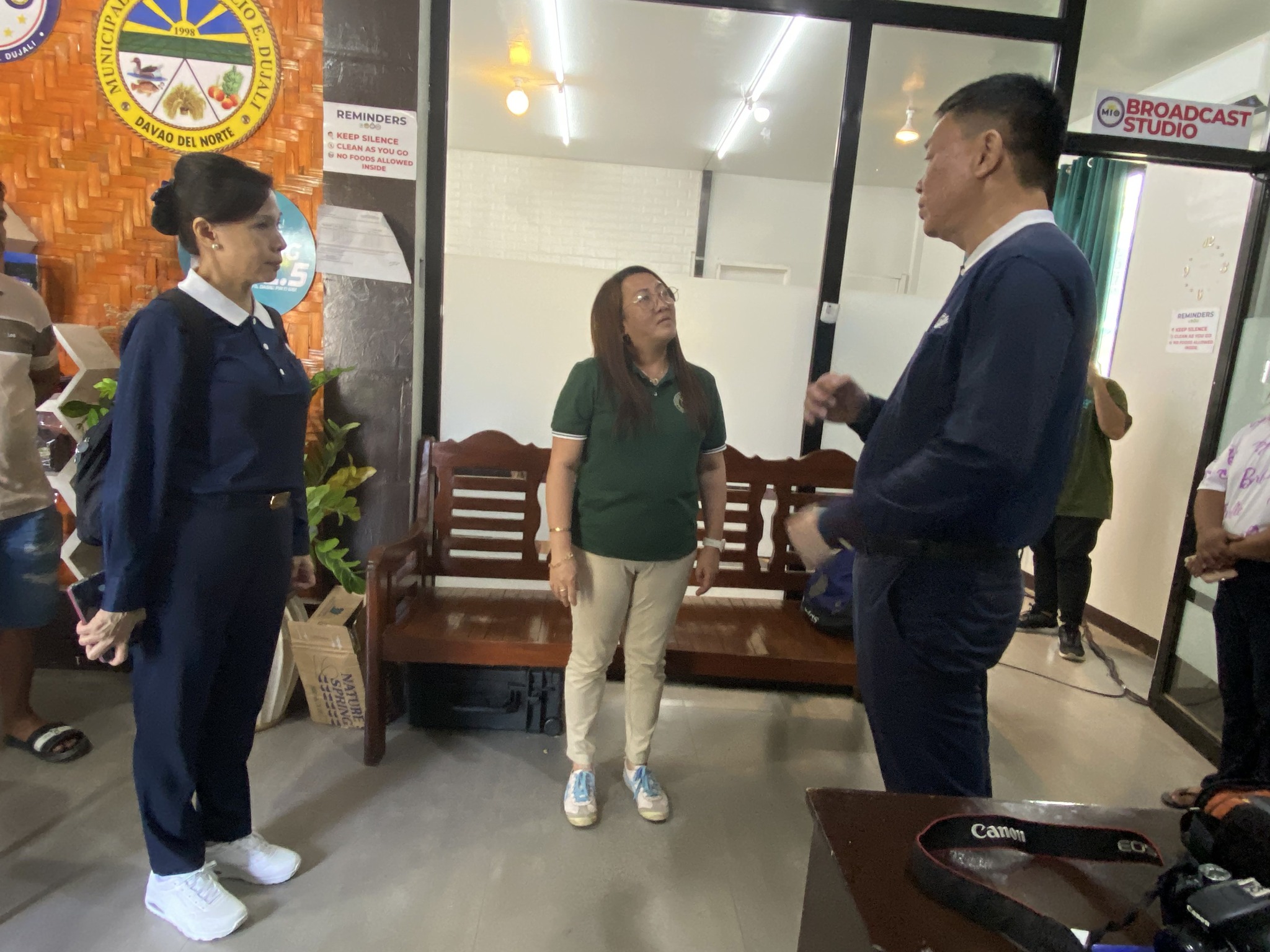 The meeting between the Municipal Social Welfare and Development Officer of Dujali, Ms. Angelina P. Taculin, RSW and the Tzu Chi Commissioners, Bro. Nelson Chua and Sis. Mei Yuen Ang, focused on the current challenges and needs of their Municipality.【Photo by Tzu Chi Davao】