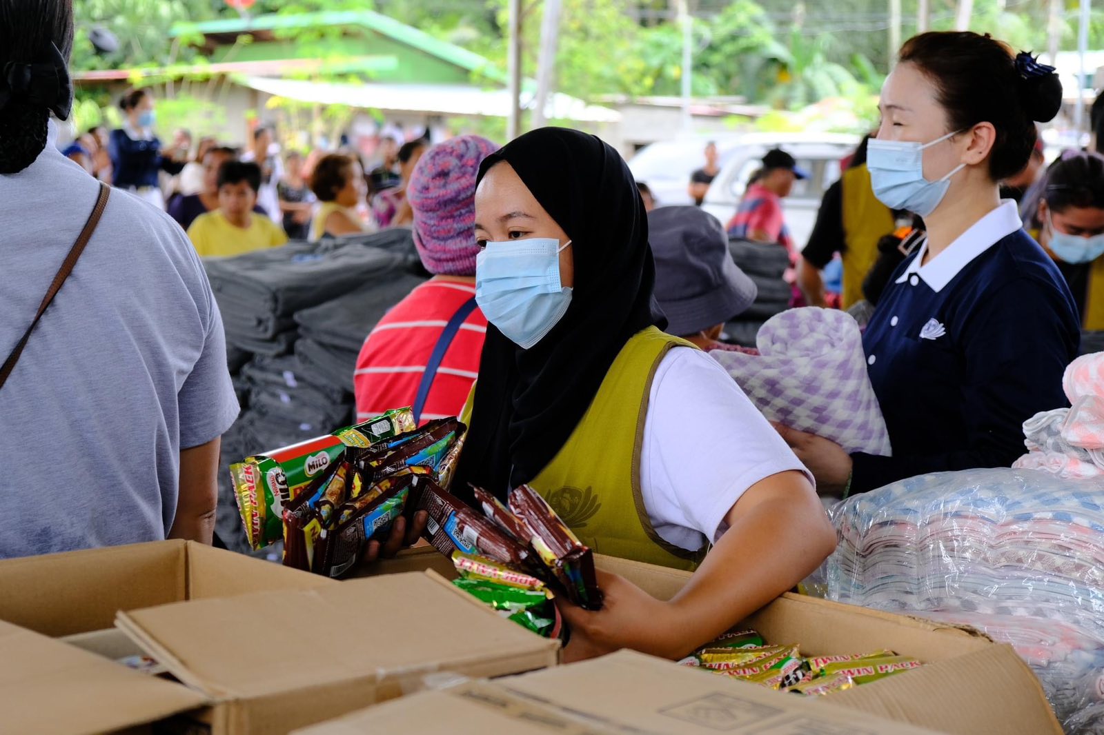 A volunteer is assisting in arranging the items for distribution.【Photo by Tzu Chi Davao】