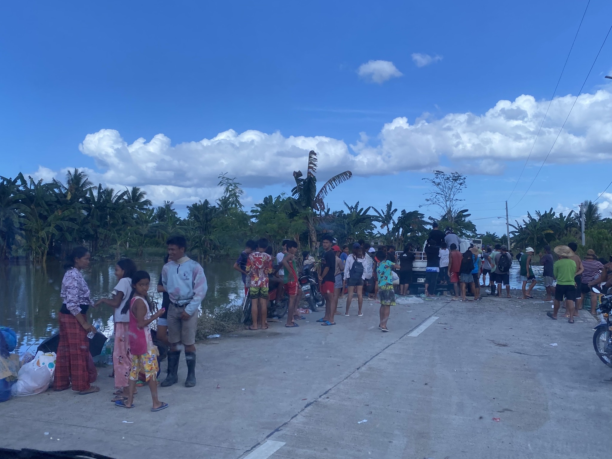 Stranded residents in Barangay Salvacion, Carmen, are still waiting for assistance from private organizations.【Photo by Tzu Chi Davao】
