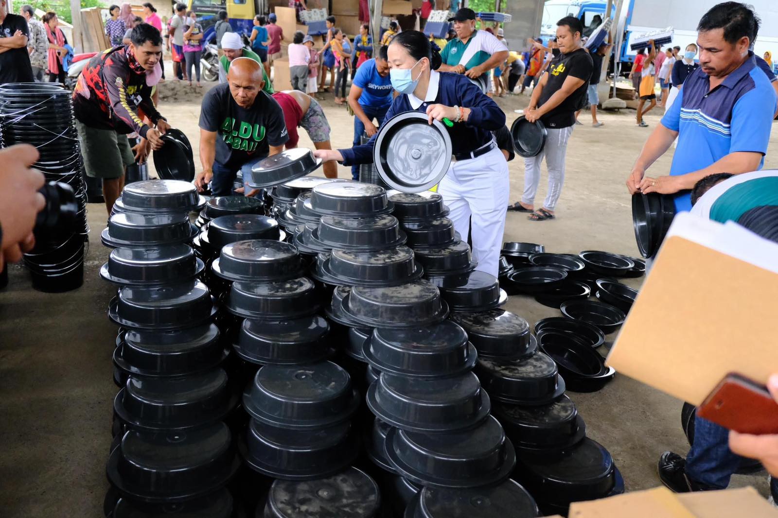 Tzu Chi Commissioner, Sis. Yanyan Guo carefully arranged the pails in a row.【Photo by Tzu Chi Davao】