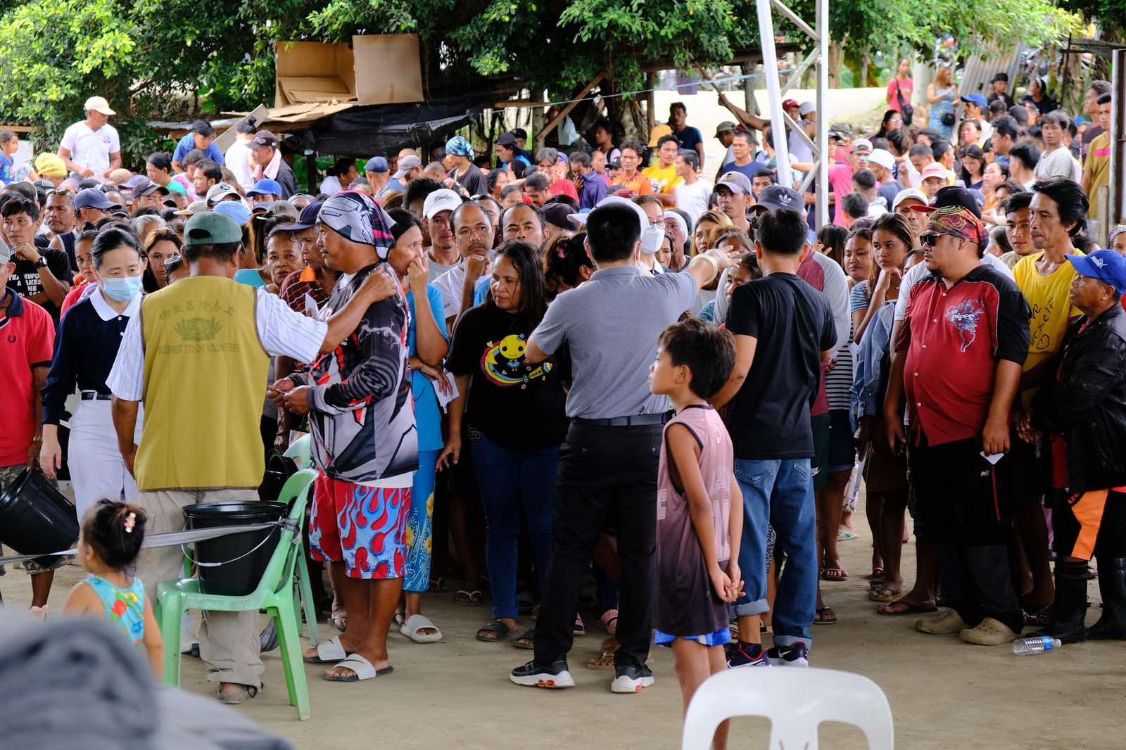 The social welfare officer, Mr. Tantoy, was assisting the beneficiaries.【Photo by Tzu Chi Davao】