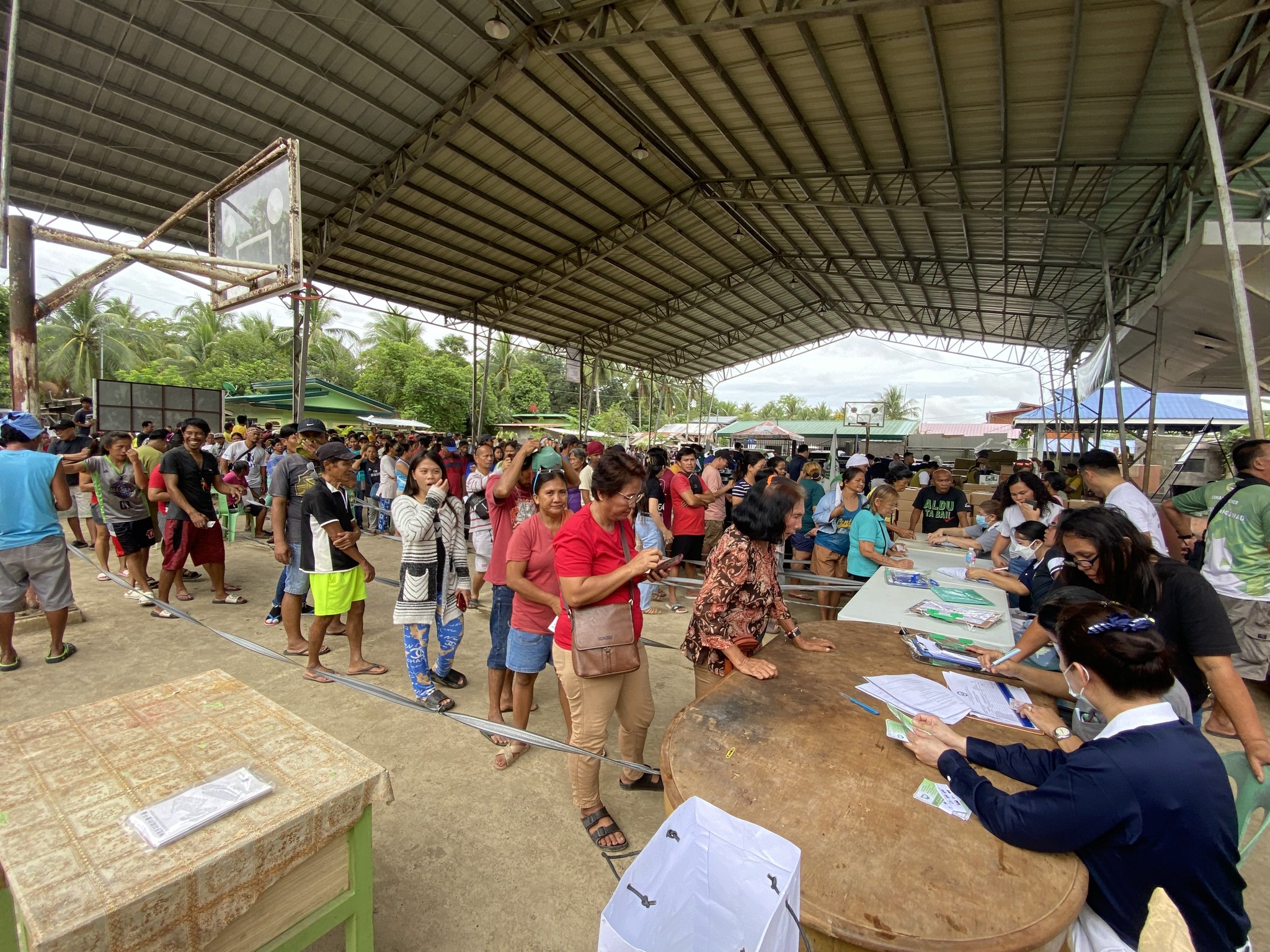 Residents of Barangay Magupising are eagerly waiting to get their relief assistance coupon.【Photo by Tzu Chi Davao】