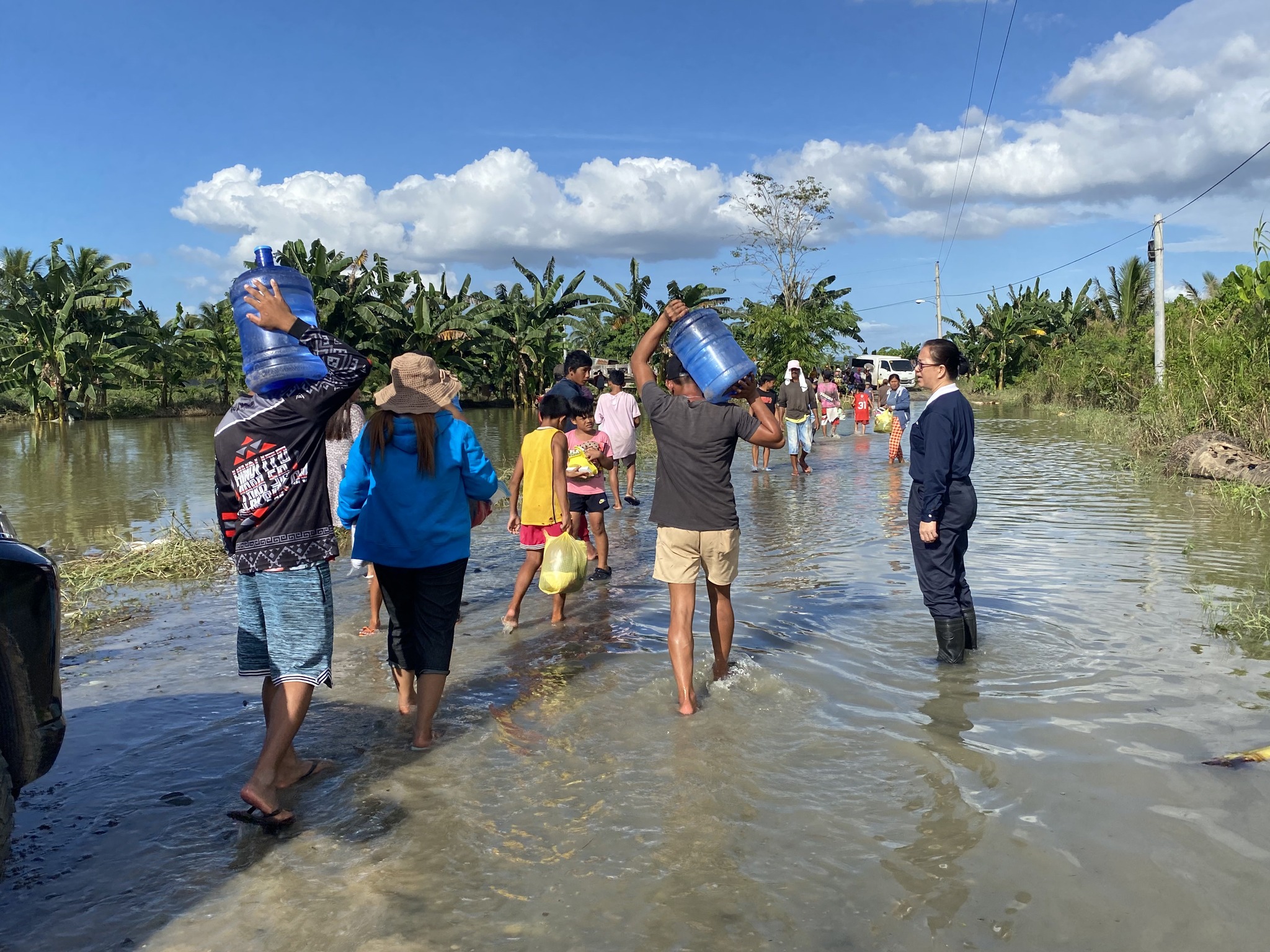 Tzu Chi Commissioner, Sis Michelle Hsu is interviewing some of the residents of barangay Salvacion of Carmen.【Photo by Tzu Chi Davao】