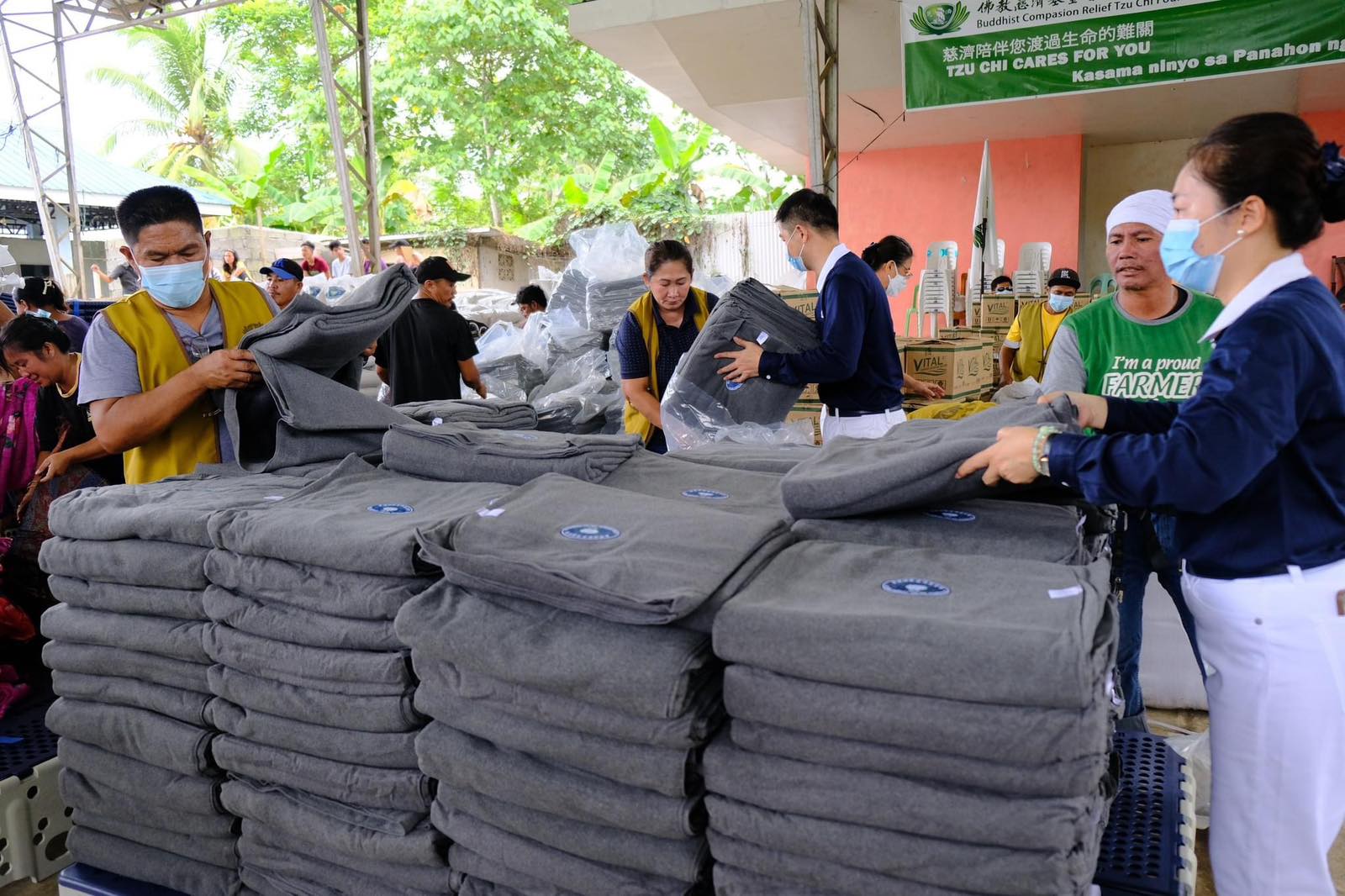 Tzu Chi Commissioner, Sis. Annie Shi carefully arranged the Tzu Chi blankets.【Photo by Tzu Chi Davao】