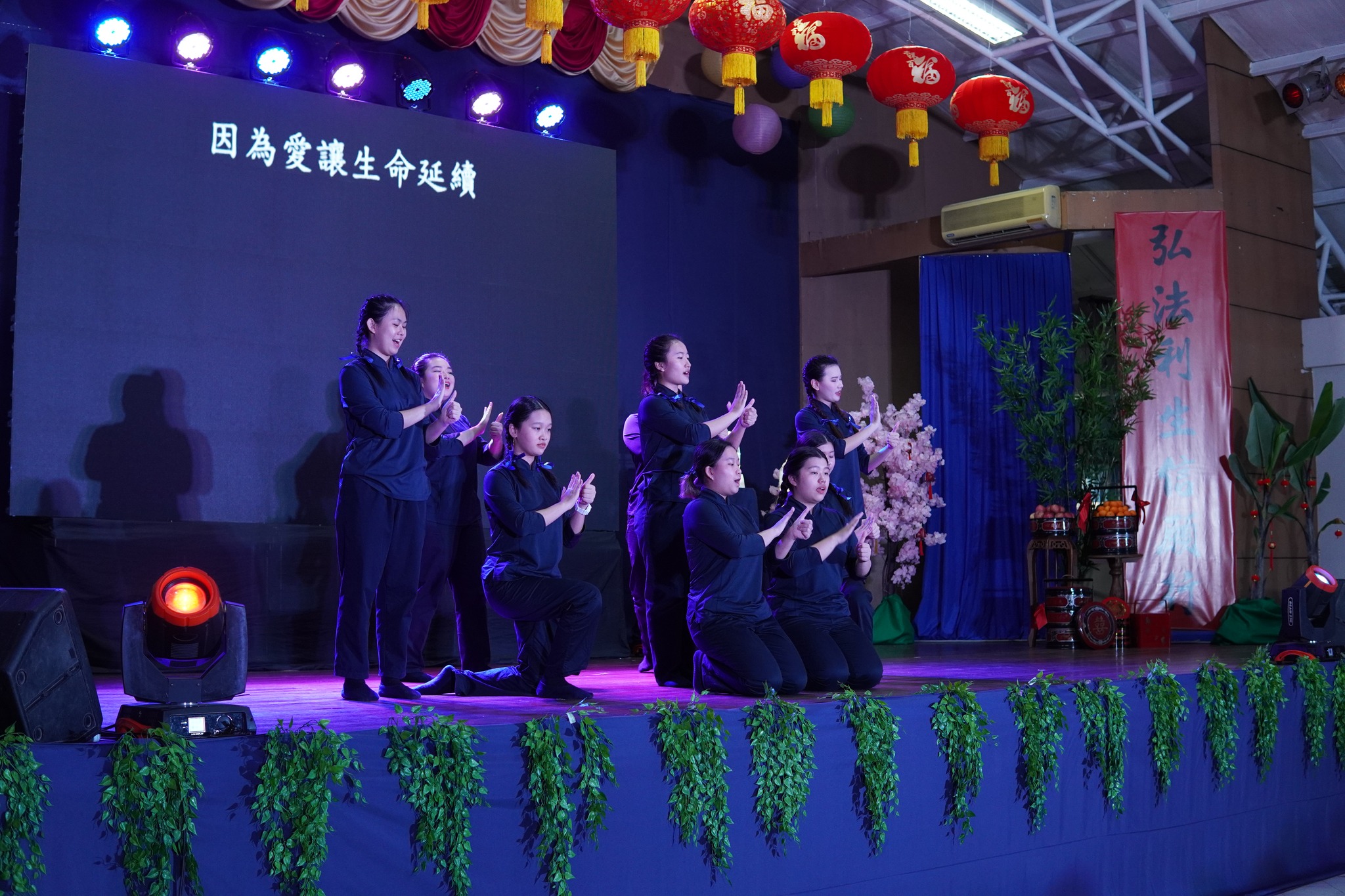 Tzu Chi Youths captivated the audience with their magnificent sign language performance titled "Thousand hands world."【Photo by Tzu Chi Davao】