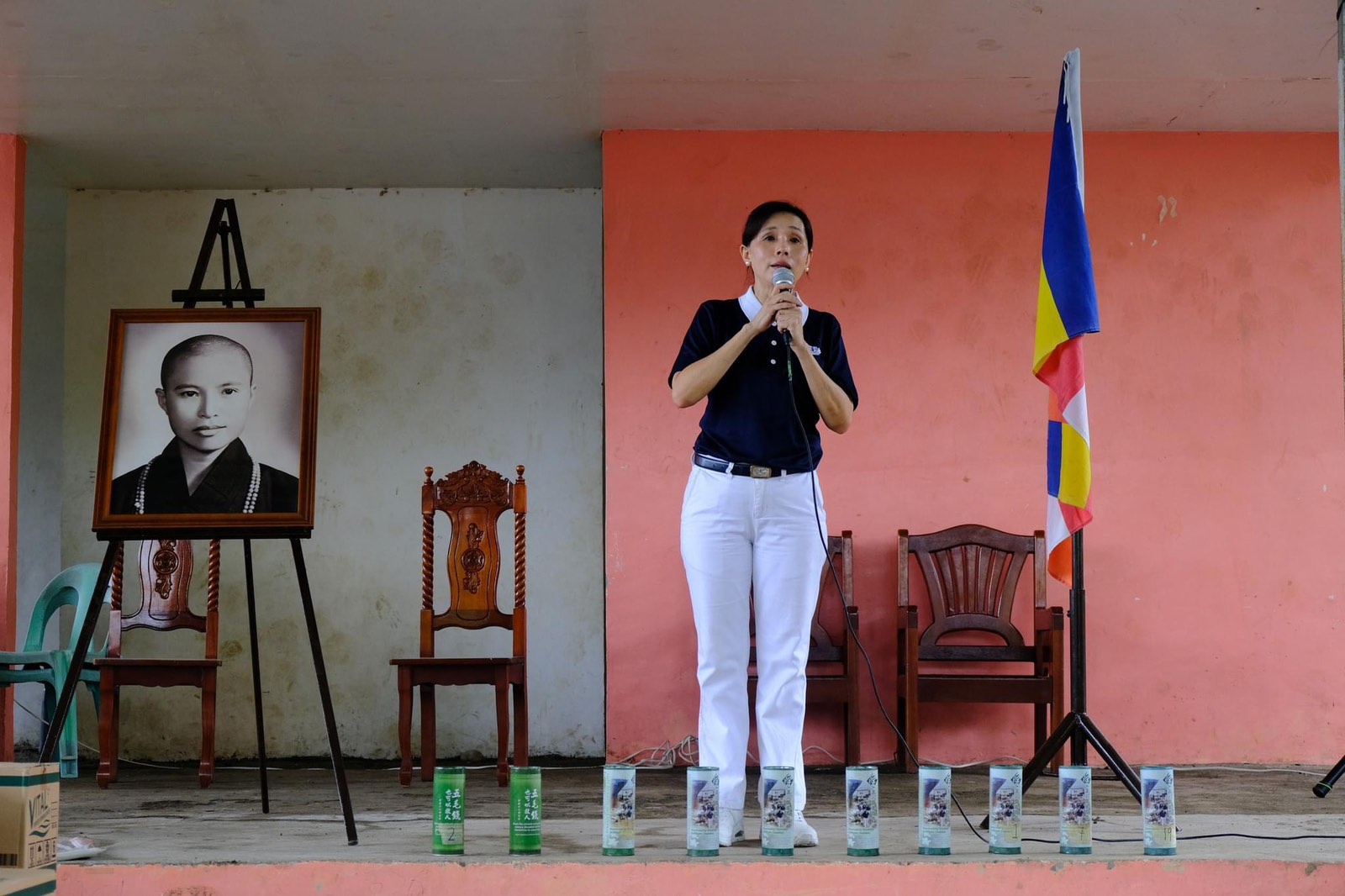 The Deputy Officer-In-Charge of Tzu Chi Davao, Sis. Mei Yuen Ang, shared with the recipients of the aid how they can help preserve the environment and adopt a vegetarian lifestyle.【Photo by Tzu Chi Davao】