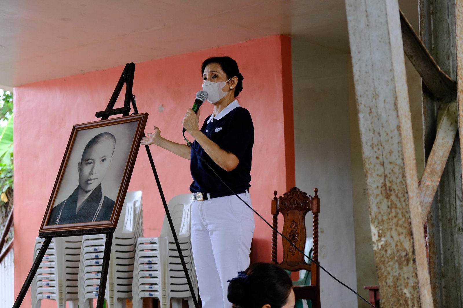 The Deputy Officer-In-Charge of Tzu Chi Davao, Sis. Mei Yuen Ang, introduced to the recipient, who is Master Cheng Yen.【Photo by Tzu Chi Davao】