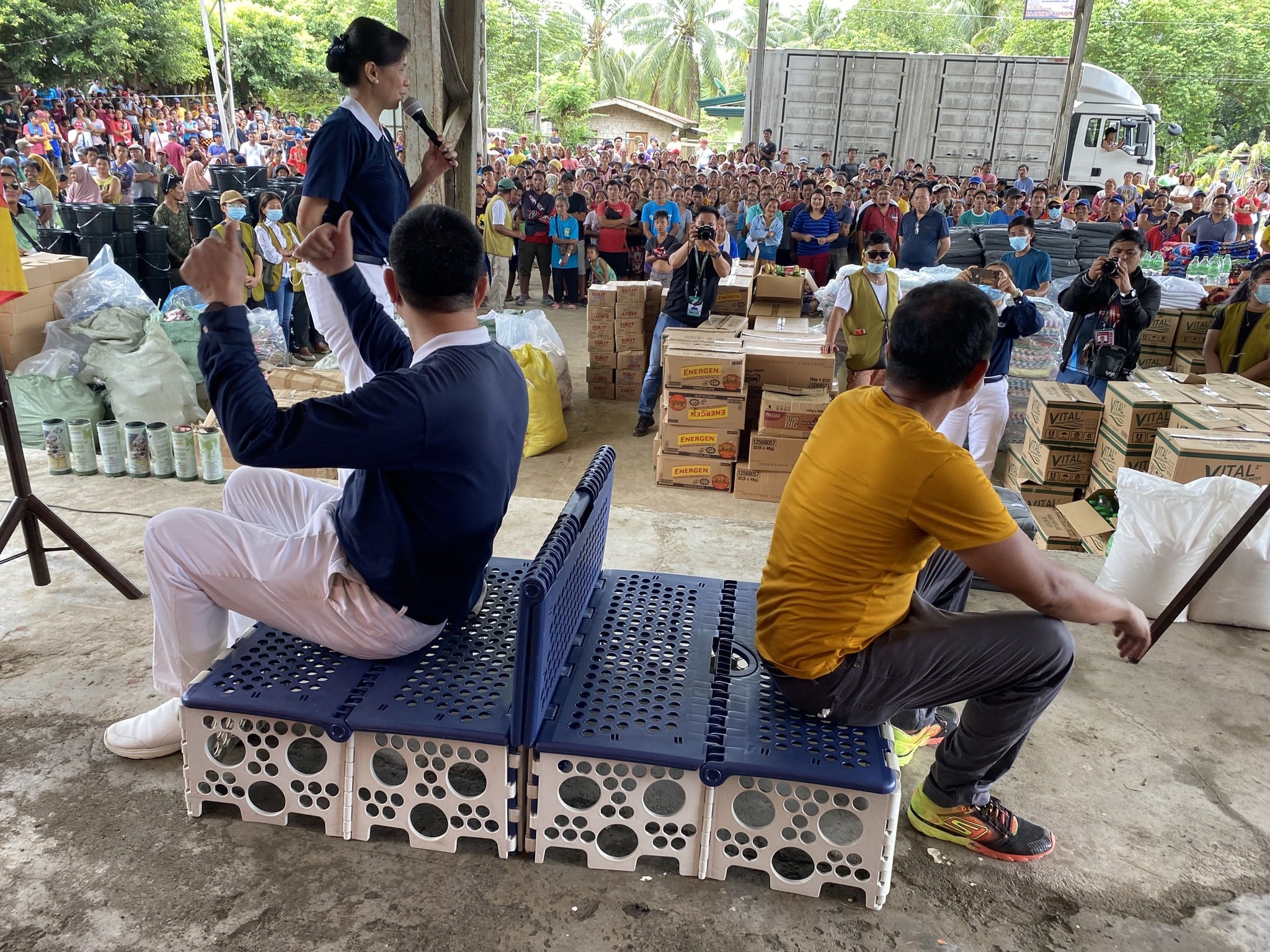 Tzu Chi Commissioner, Bro. Nelson Chua demonstrates how Tzu Chi folding beds are set up.【Photo by Tzu Chi Davao】