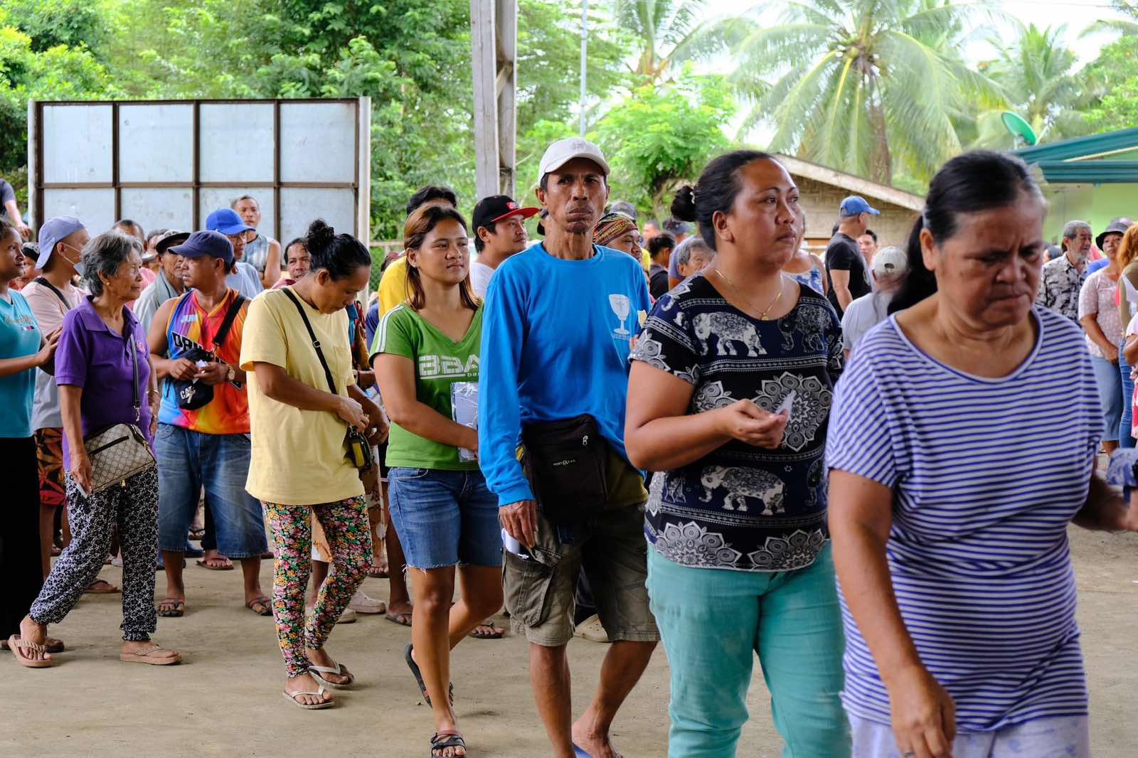 Residents of Barangay Magupising are eagerly waiting to get their relief assistance coupon.【Photo by Tzu Chi Davao】