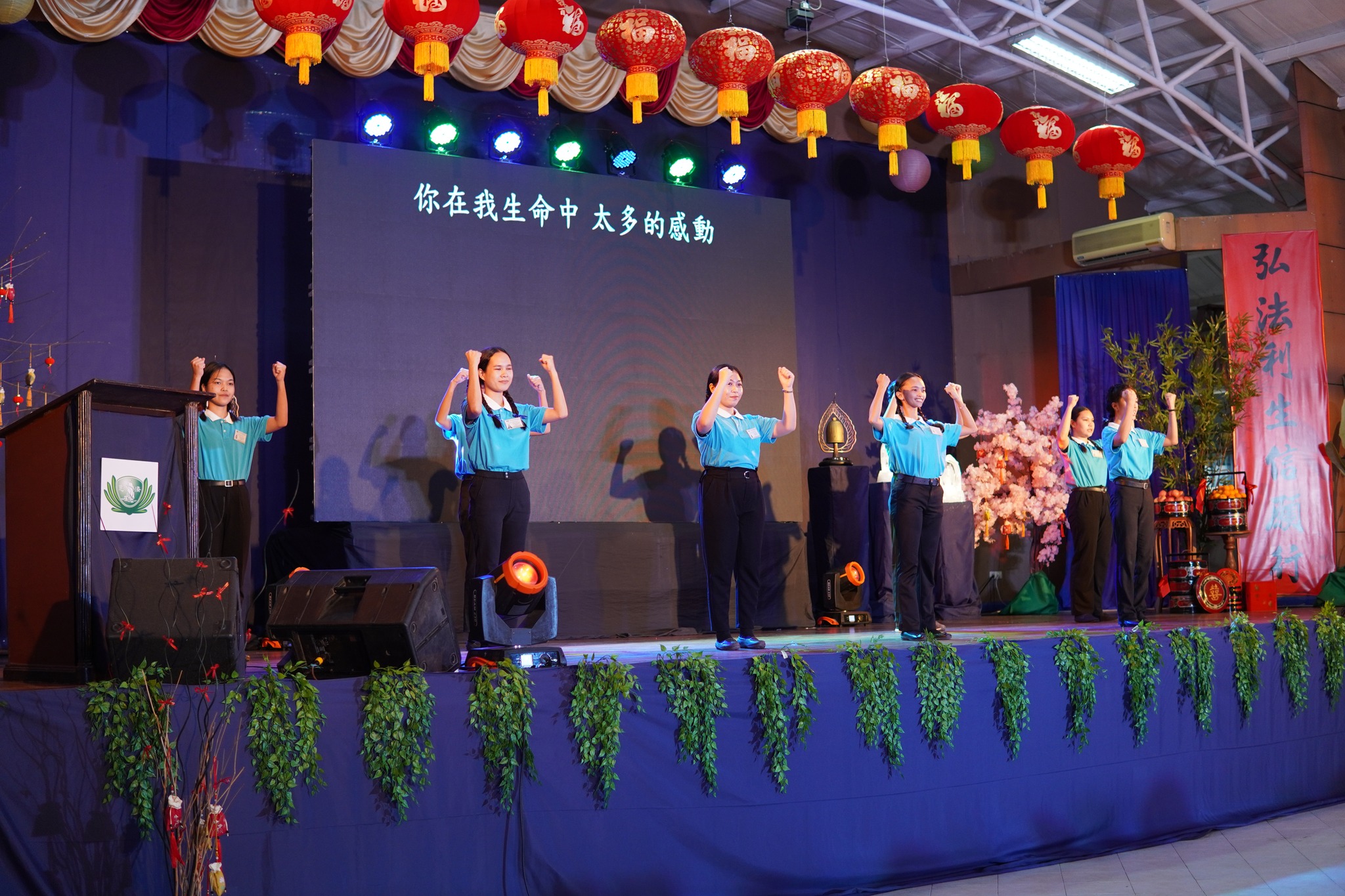 The pioneer scholars of Tzu Chi Davao expressed their thanks through a sign language performance, "I will say thank you to you."【Photo by Tzu Chi Davao】