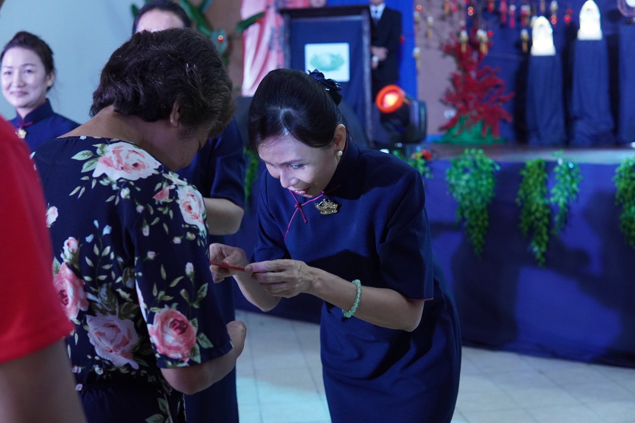 Tzu Chi Davao -Deputy OIC, Sis Ang handed out an Ang Pao to a former medical beneficiary.【Photo by Tzu Chi Davao】