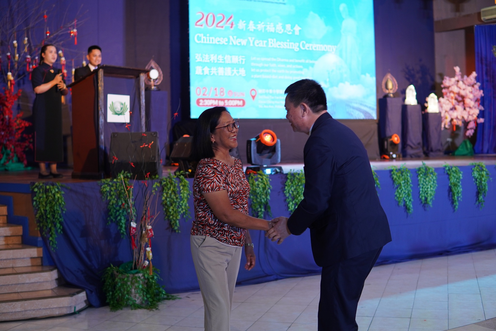 Mayor Timbol and Tzu Chi Davao-OIC Bro. Chua shake hands after her speech.【Photo by Tzu Chi Davao】