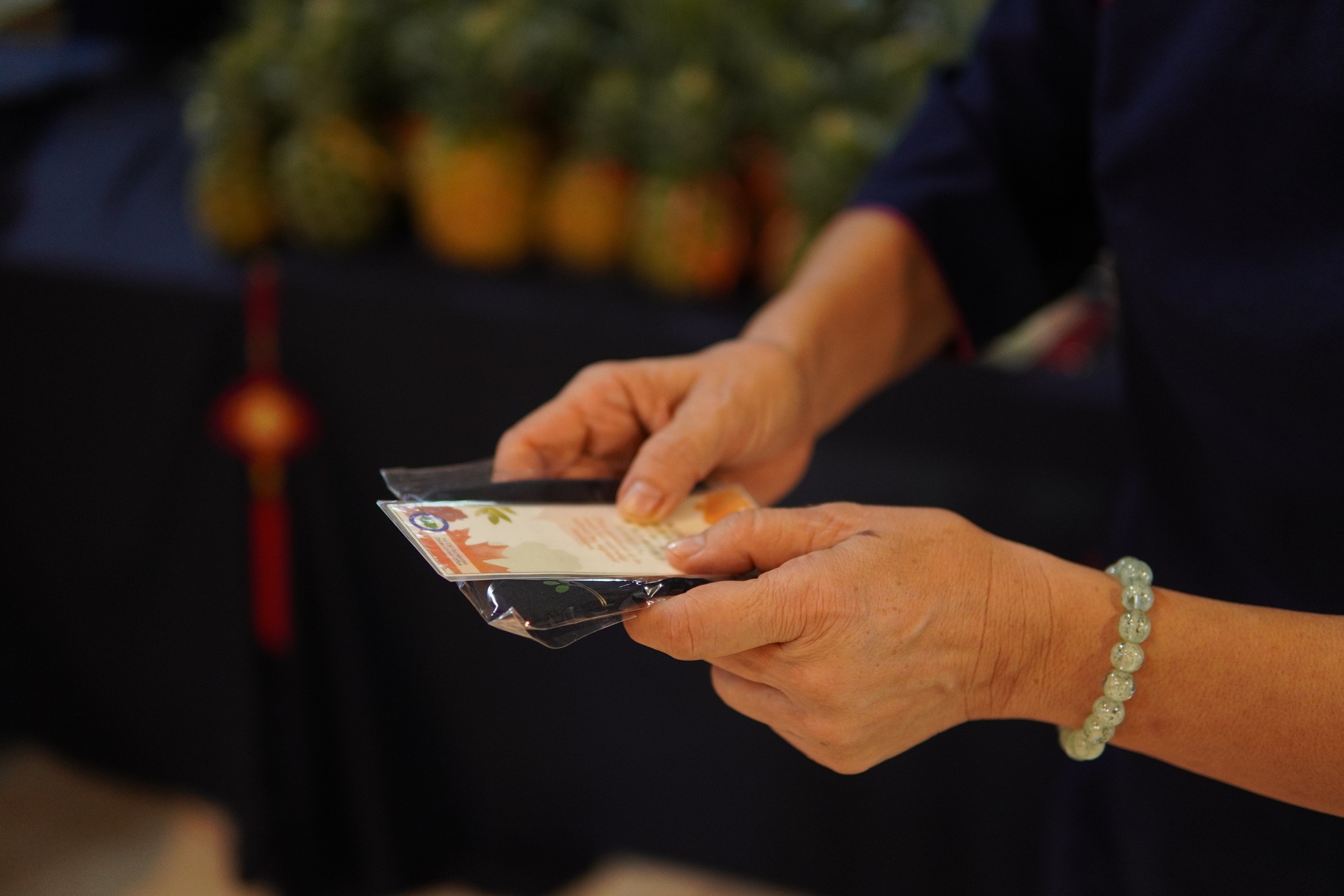 Aside from Ang Pao, customized Jing Si aphorisms and coin purses were all distributed.【Photo by Tzu Chi Davao】