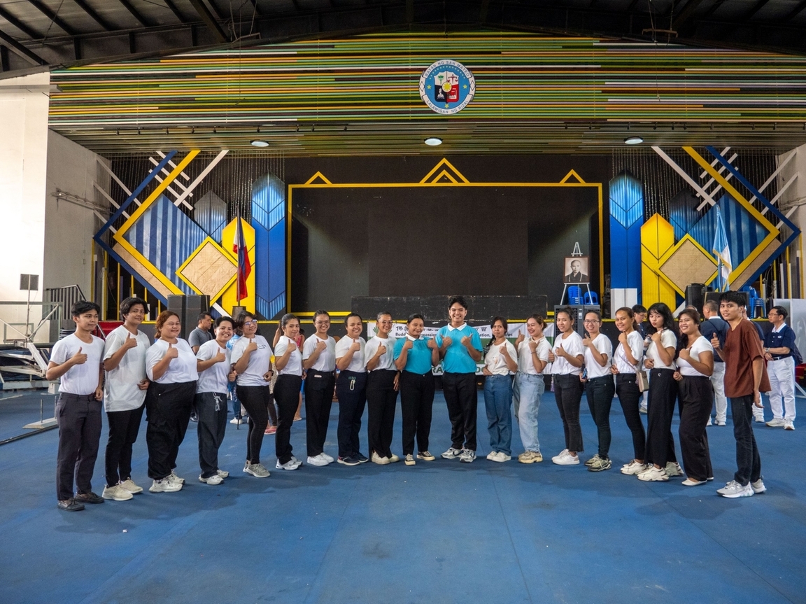 Tzu Chi alumni scholars and their fellow volunteers pose for a posterity shot.