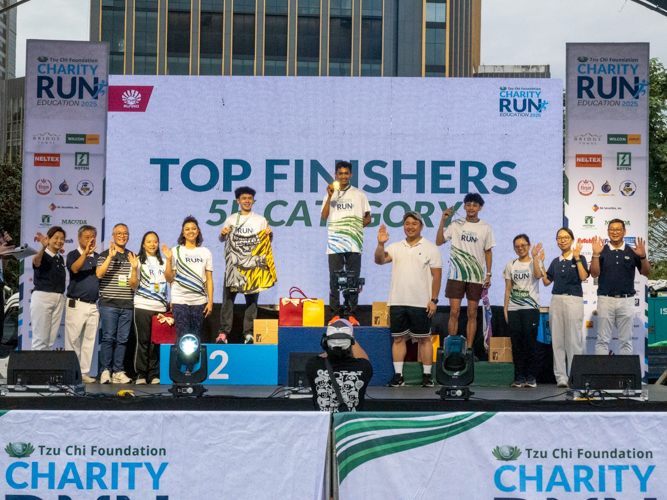 Winners from all race categories were awarded sponsor gift sets and captured the moment with Tzu Chi volunteers and partners.