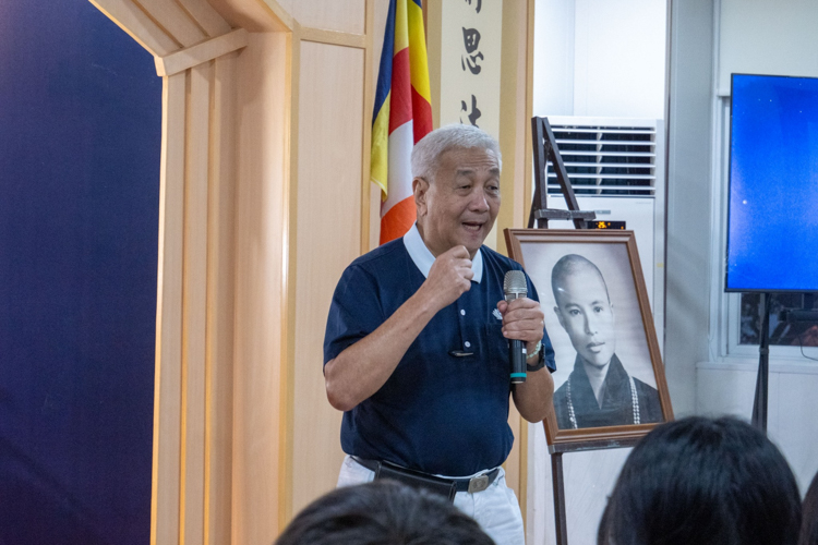 Tzu Chi Philippines CEO Henry Yuñez addresses volunteers at the dental mission.