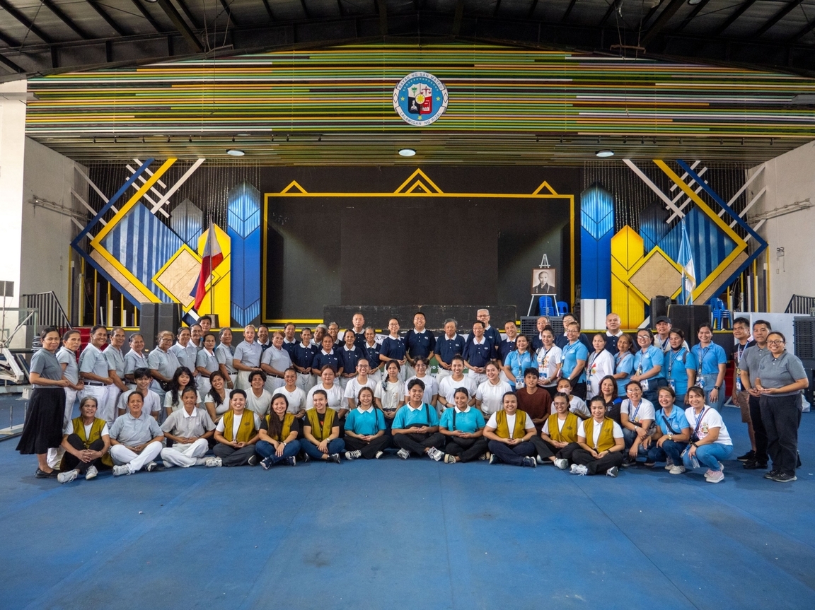 San Mateo local government unit members and volunteers, together with Tzu Chi volunteers, staff, and alumni scholars pose for a photo after a successful relief distribution.