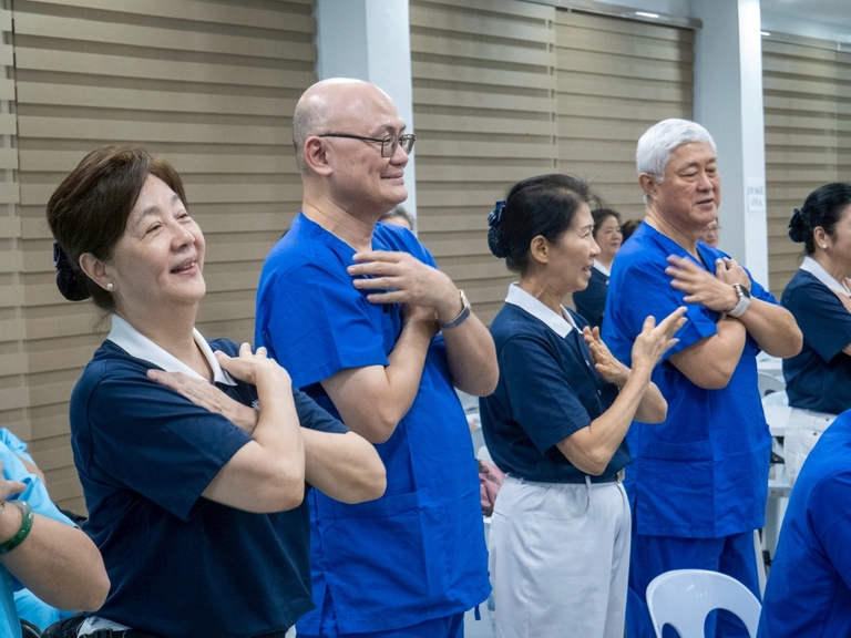 TIMA doctors and volunteers joined a sign language performance, reflecting their joyful service and shared compassion for patients.