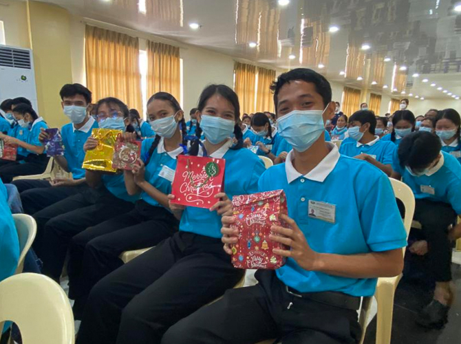 Tzu Chi Davao scholars each took home a Christmas gift. 【Photo by Tzu Chi Davao】