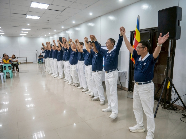 TIMA doctors and volunteers joined a sign language performance, reflecting their joyful service and shared compassion for patients.