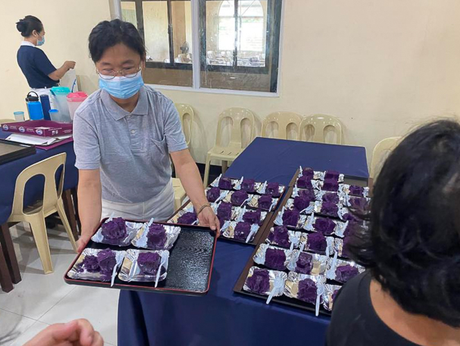 Cake and drinks were served to the scholars and their parents. 【Photo by Tzu Chi Davao】