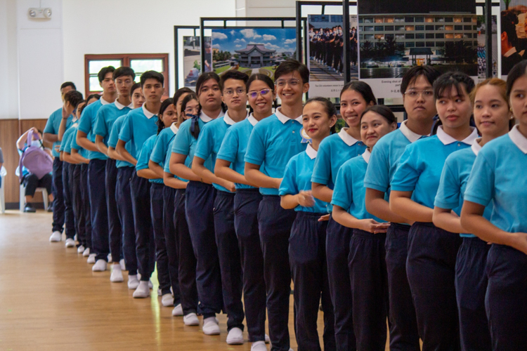 Graduating scholars form a line before walking to the stage in a symbolic graduation ceremony. 【Photo by Marella Saldonido】